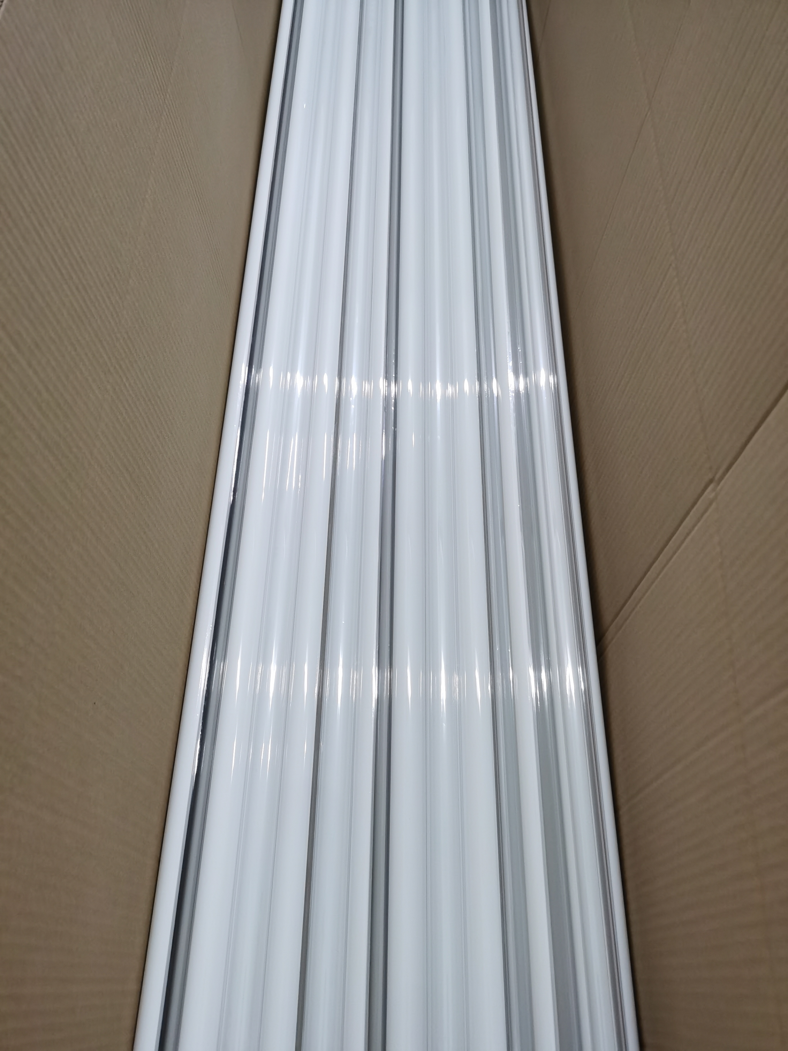 Versand: LED-Oberflächenmontierte Aluminiumprofile mit Beleuchtung von drei Seiten nach Vereinigte Arabische Emirate, Saudi-Arabien